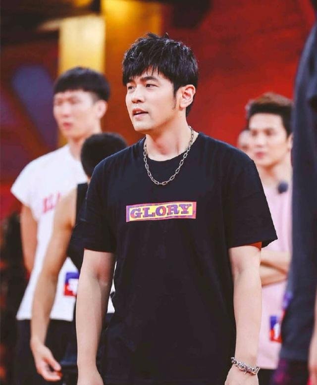 昆凌首谈恋爱史,周杰伦倒追,透露因为舆论差点