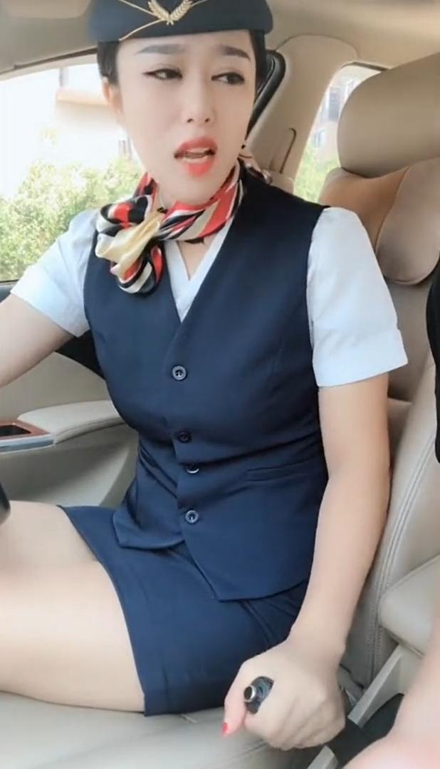 穿空姐制服的女司机,白皙如玉,网友:我可能遇到假空姐