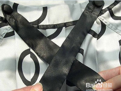 腰带怎样扎蝴蝶结_360问答