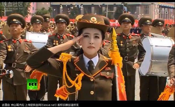 2015朝鲜阅兵站最前面的那个女兵。简直就是