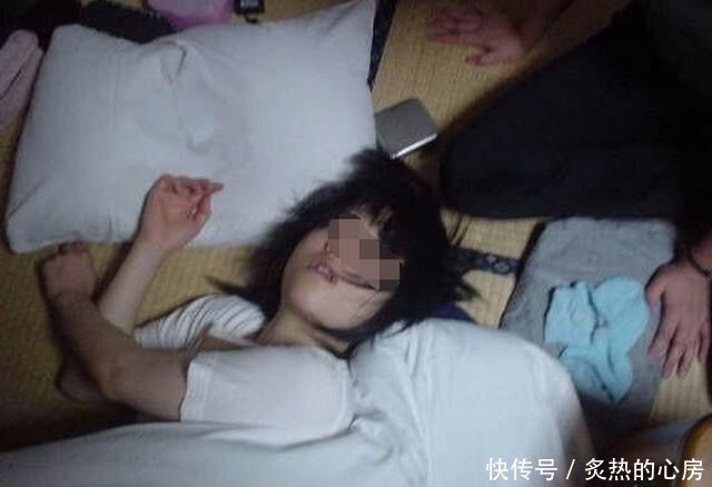 男子出差提前回家，发现家里有问题，开门一幕看到女友，哭笑不得