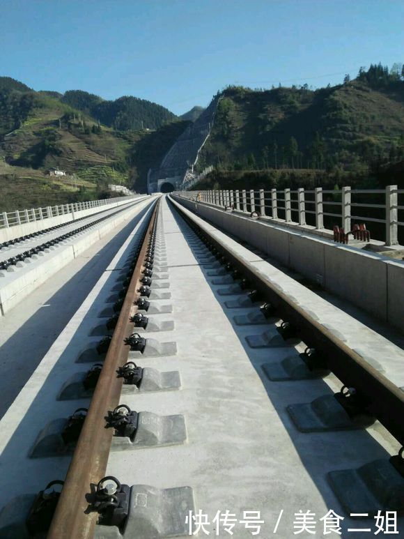中国建世界首条山区高铁,造福万人,新建14个车站,有你家么?