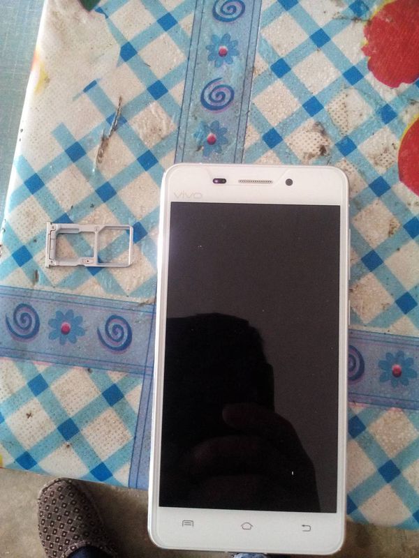 vivo x5v手机卡槽里的SIM怎么放的还有内存卡