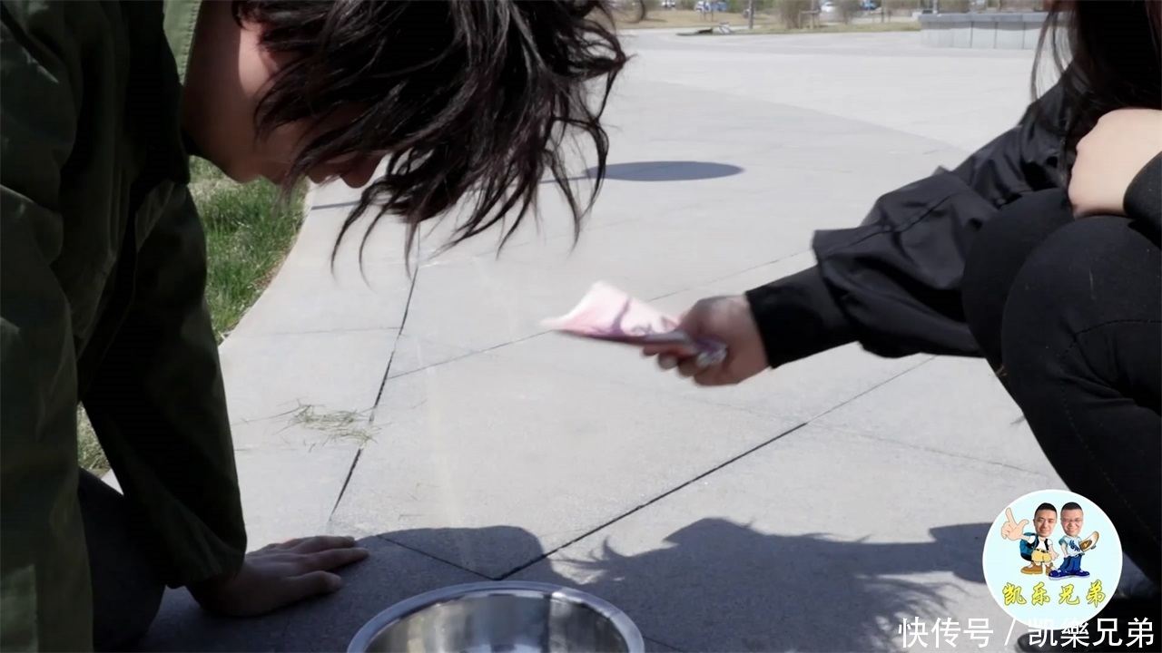 乞丐也有良心!女老板行善积德帮乞丐,乞丐报恩感动无数人