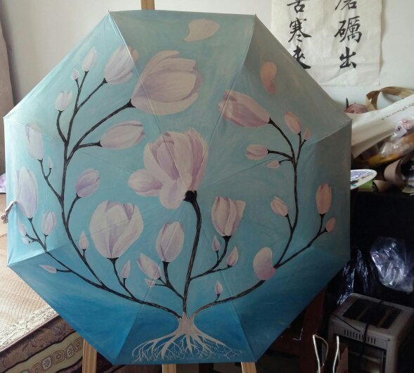 用防水颜料手绘了一些雨伞在淘宝上卖,无奈不