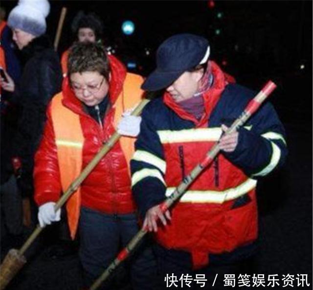 易烊千玺凌晨去扫大街,韩红一边训斥一边解释