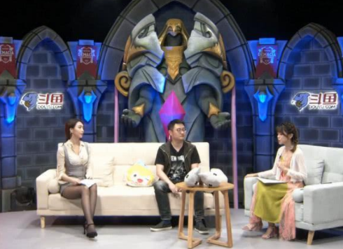 斗鱼女主播解说德杯,网友:大长腿太吸睛,比赛不