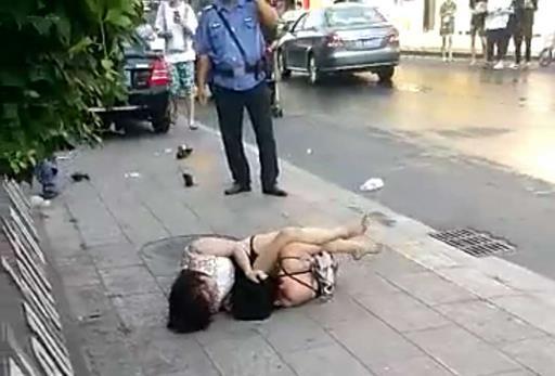 原配当街手撕小三, 丈夫却帮助小三, 旁边的警察表情亮了