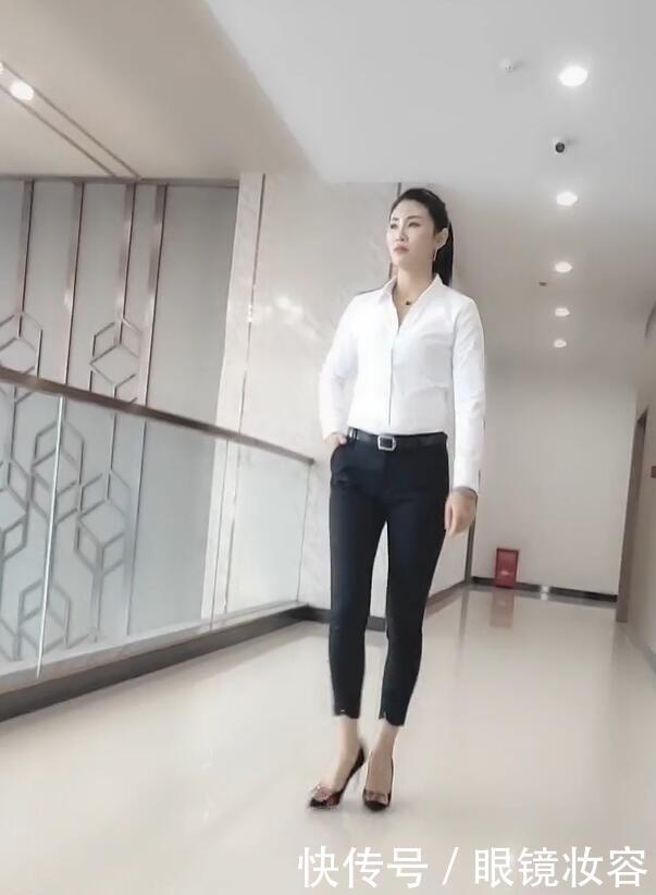 街拍小姐姐,干净的白衬衫美女,尽显城市女人的独特格调! 诚博平台