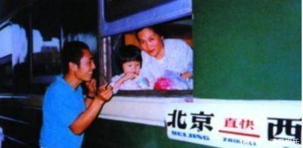 20岁给张艺谋生子,12年相夫教子却被抛弃,女儿