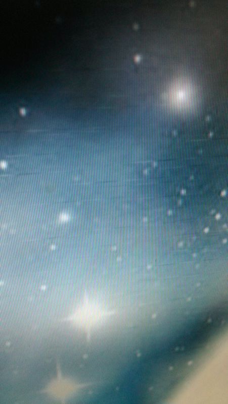 如图:为什么我的电脑换了个插排屏幕上就会有