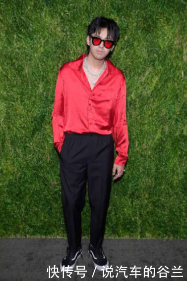 吴亦凡得罪造型师红衬衣配粗项链还满脸胡渣,