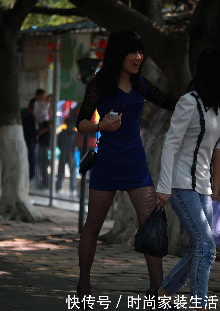 东湖山公园街拍:黑丝袜蓝色包臀裙美眉,身材好
