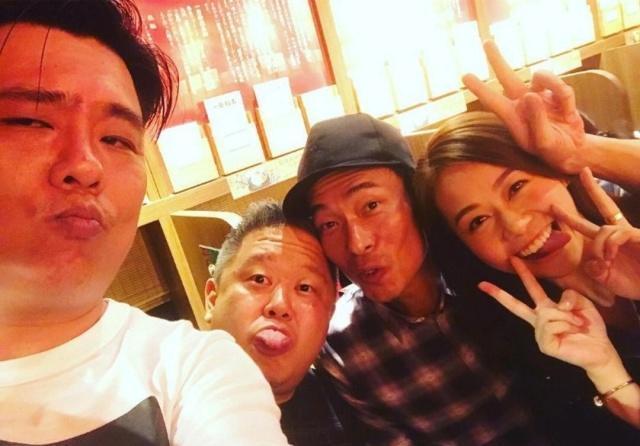 黄心颖2年前照片被扒!她靠许志安怀中开心吐舌