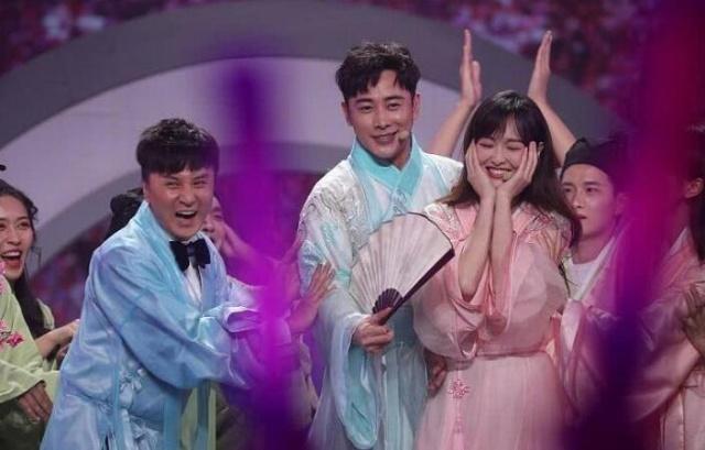 唐嫣否认怀孕后首晒照,穿猪猪毛衣配平底鞋:幸