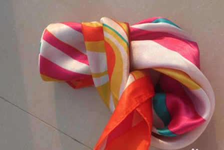 怎样把丝巾系成一朵花,戴在制服上