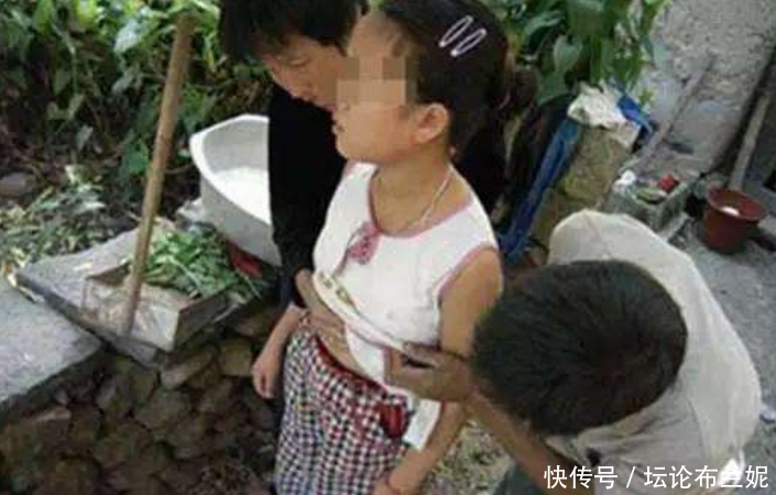 女孩肚子痛身体不舒服，父亲带她去医院检查，医生选择了报警