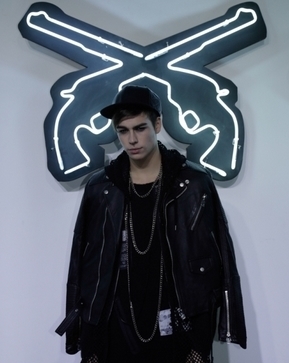 有两把手枪交叉图案的服装品牌标志是什么?_