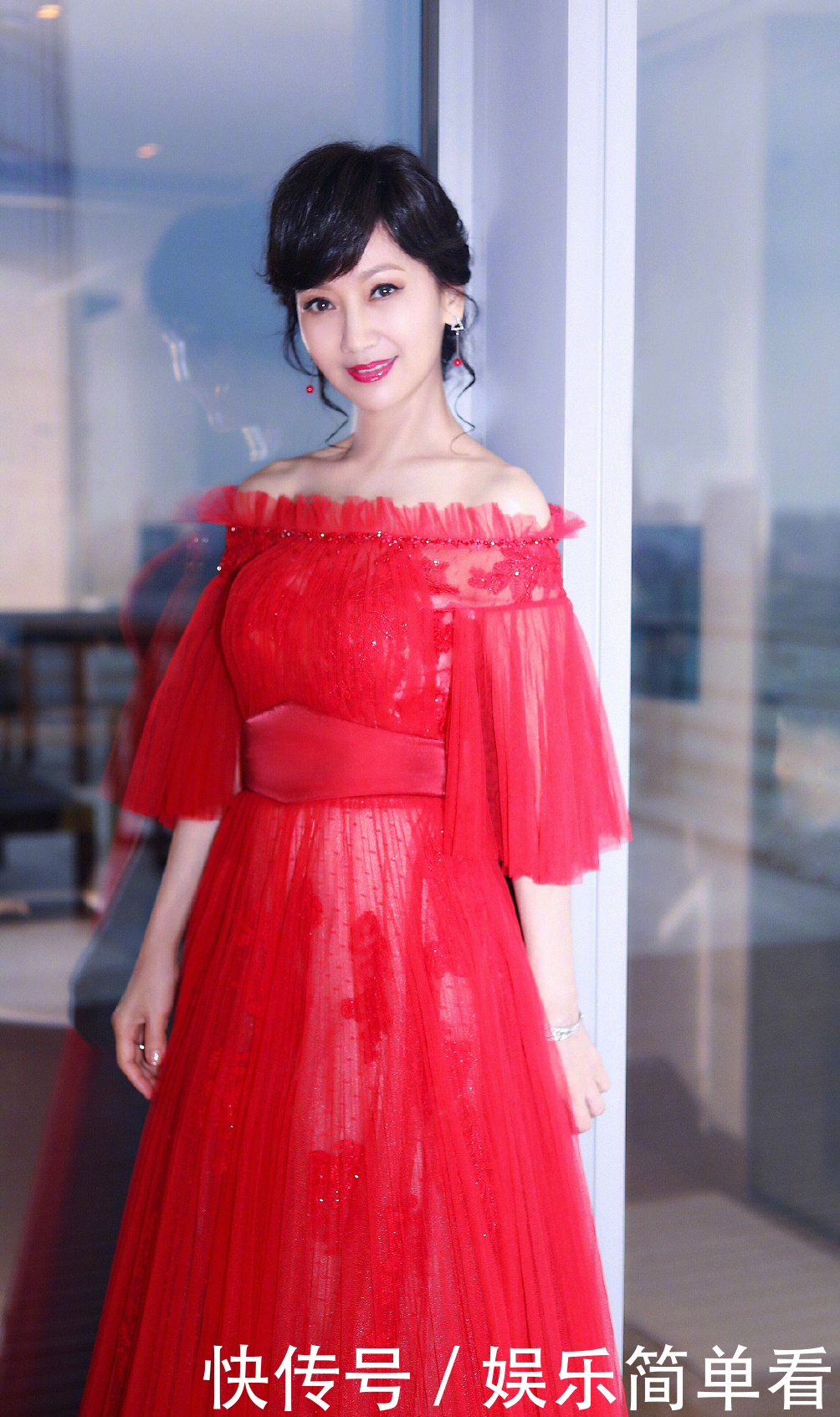 64岁赵雅芝晒美照一身大红裙露香肩,女神还是