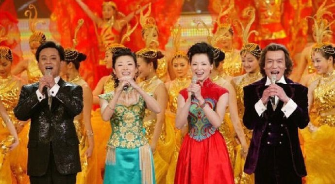 她曾和董卿竞争央视一姐，连续主持16年春晚，从央视离职后活成这样