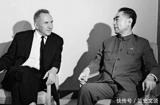 外国如何评价周恩来,美国总统为其脱大衣第一