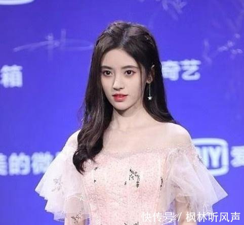 关晓彤和鞠婧祎同台,年龄差不多,颜值对比却实