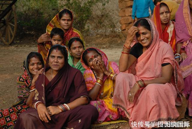 印度人来中国旅游,给了导购三块钱小费,说为什