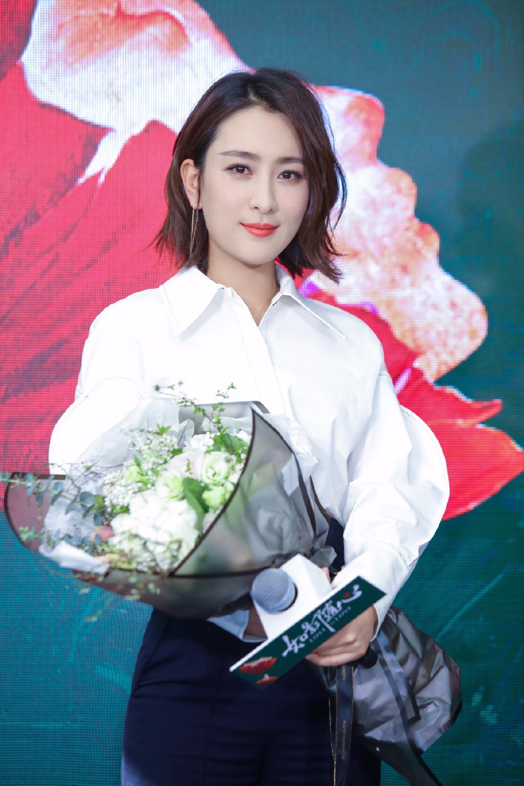 马苏真保守,白衬衫黑裤子包裹严实,美回18岁的