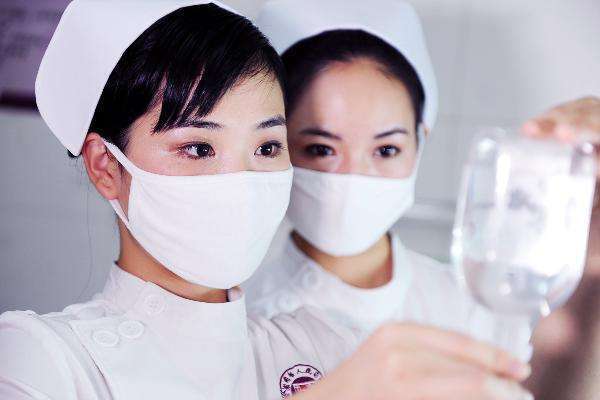 这样让护士扎针,护士却在一旁急红了脸,结局让