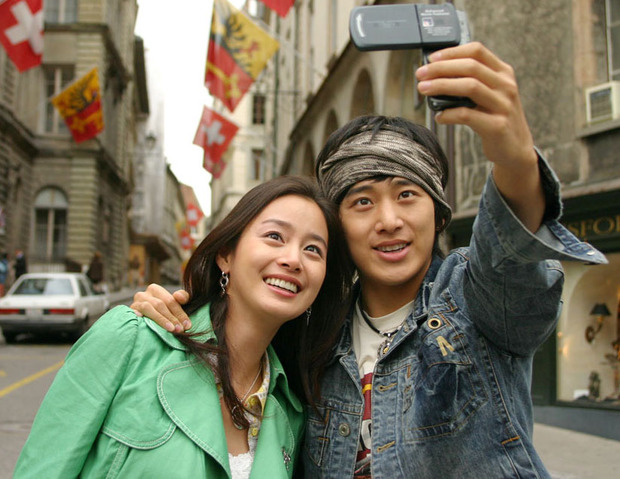  金泰熙 和 弟弟 合照的相片上的手机是哪款?