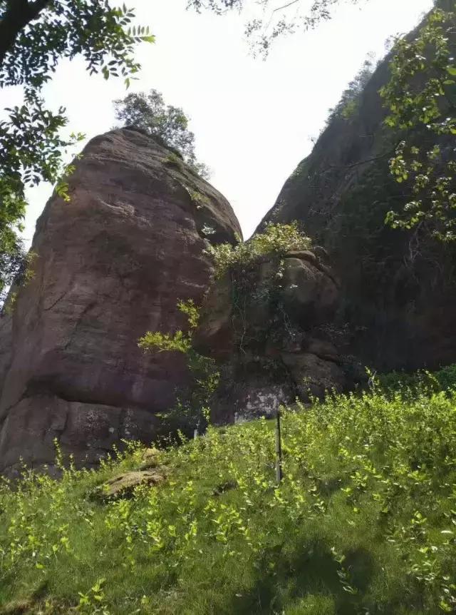 铜石岭阴阳山则是喀斯特地貌与丹霞地貌结合最好,最典型,最具观赏价值