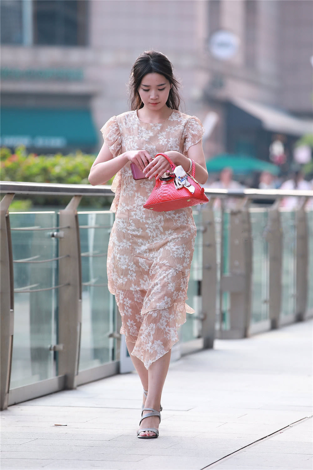 时尚街拍:包臀裙与连衣裙,优雅又性感,女人味十