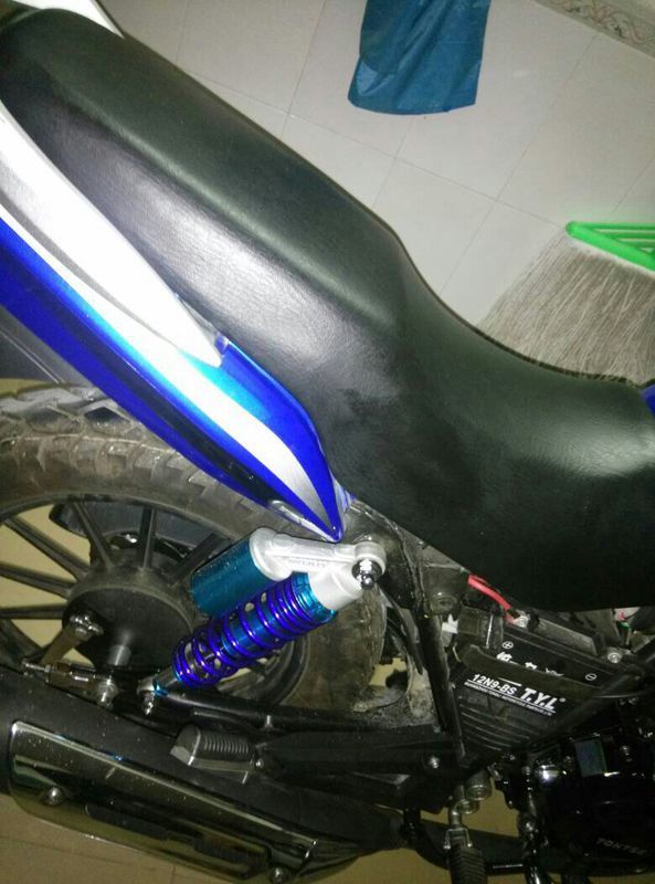 这摩托车坐垫怎么取啊,好像后面的下面扣住了