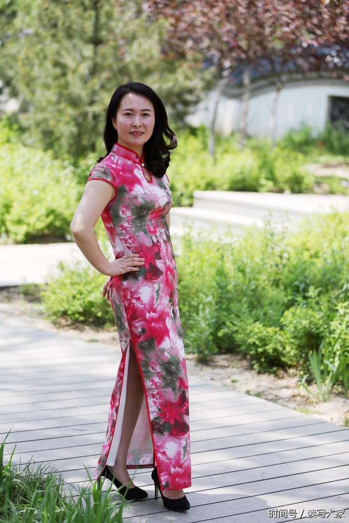 魅力女性旗袍秀惊艳马跑泉水上公园