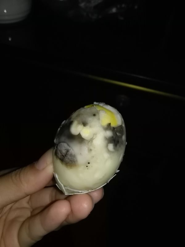 鸡蛋煮熟剥皮后有些地方表面一层发黑这是是怎