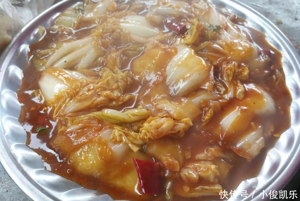 姑娘大学毕业嫁给农村男朋友,亲戚笑话,婚宴堵