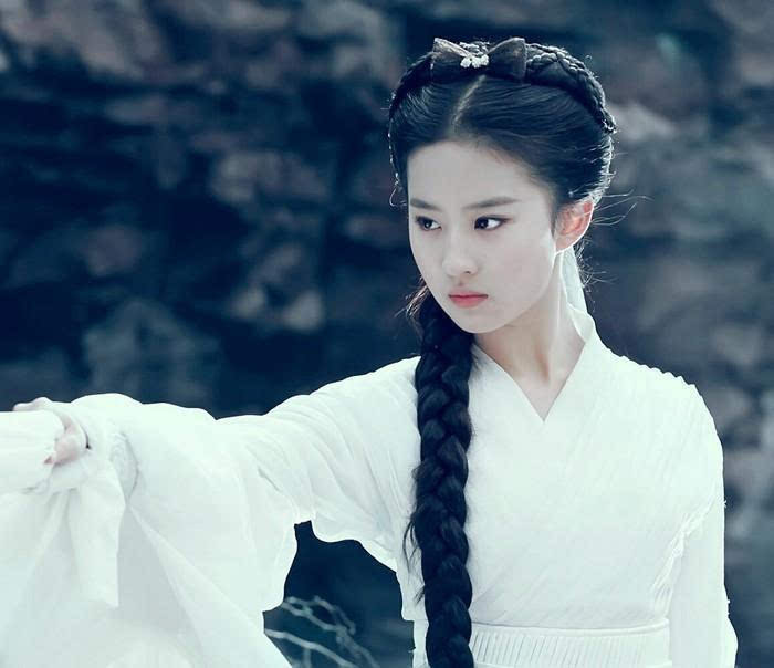 新版小龙女被吐槽杀气太足，最有仙气的是刘亦菲而李若彤最为传神