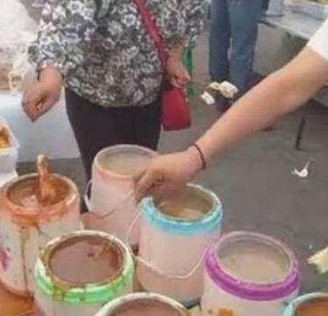 街头惊现最懒小吃摊主,只收钱不做事,想吃还得顾客自己动手做