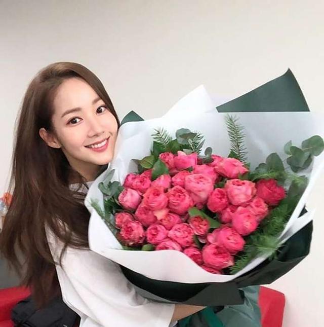 朴敏英为时尚杂志拍摄画报! 宛如从漫画中走出