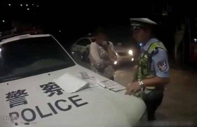 我们大家都知道我们如果想在高速的应急车道停车的话,就必须要开着双闪,车后面放上危险的警告标志。如果没有的话,就在应急车道上面停车的话就很有可能会引来交警,这不就有一位女司机在应急车道上面停着车,双闪也没开,危险标志也没放,就将交警叔叔招了来,谁知道交警上前一看便十分尴尬,这位女司机也十分尴尬,到底是为什么呢?我们一起来看一下。