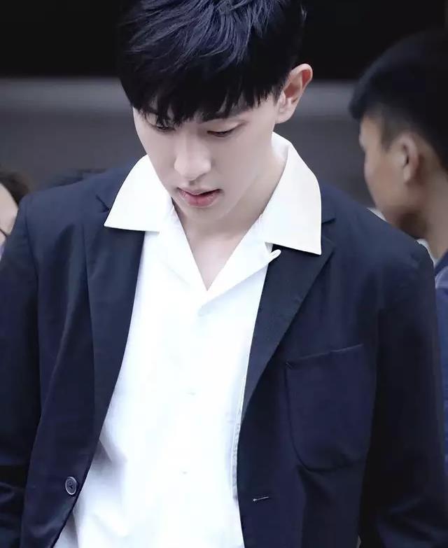 邓伦直播吃饭,爱吃辣条的他被辣的想哭,表情都