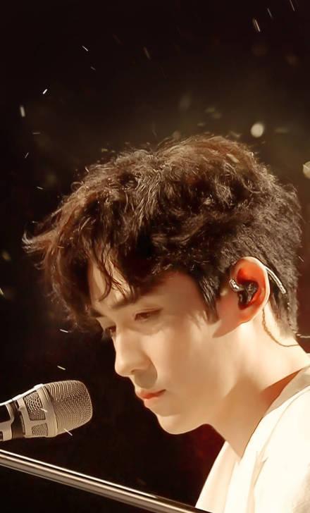 湖南卫视跨年演唱会: 朱一龙自弹自唱《男孩》