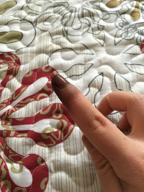 染发时,手套破了,把食指染色了,洗不掉,巨痛难忍