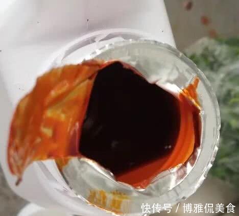 快手网红喝5斤辣油面不改色,被大厨当场揭穿,