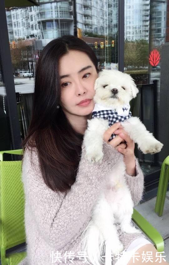 51岁王祖贤减肥成功大秀长腿,照片却意外暴露