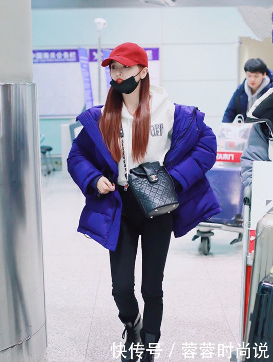 吴宣仪穿蓝色羽绒服,配上白色卫衣显少女,戴红