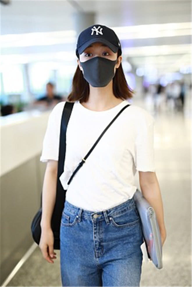 蓝莹莹街拍:白T恤搭牛仔阔腿裤,白色球鞋清爽