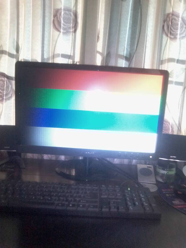 电脑屏幕突然变成红绿蓝白色,然后变成灰色,然