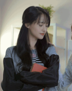 粉丝质疑不是实力派,郑爽霸气回应:我能拿到娱乐圈顶级资源!