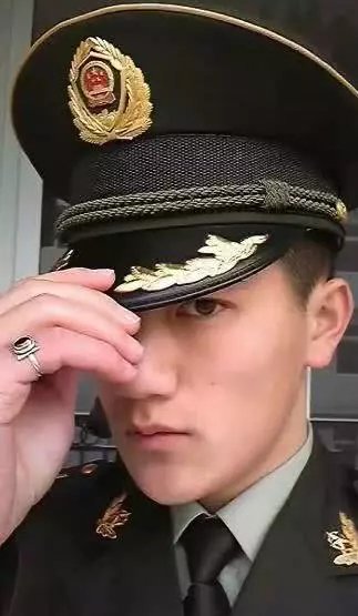 张馨予老公任大学教官照被曝出 多年手戴单身